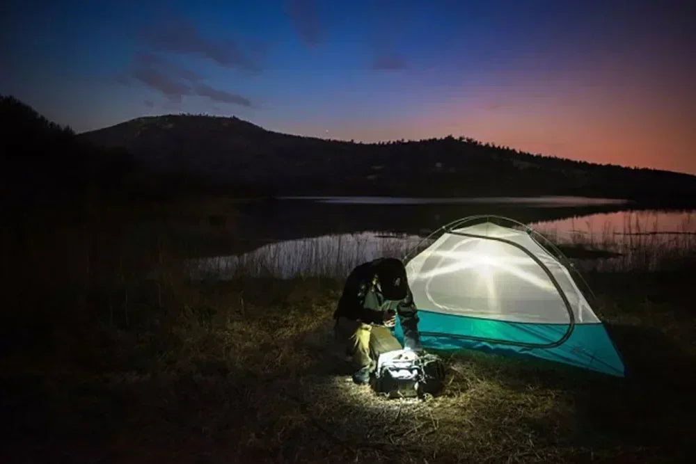 Linterna Táctica LED Recargable USB con Zoom — Alta Potencia y Larga Distancia